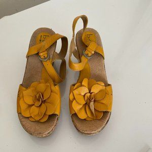 Born Sz10M Concept Leather Yellow/Gold Slingback Floral Cork Wedge Flower Sandal